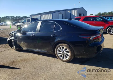2022 Toyota Camry Le z USA, uszkodzony, nr VIN 4T1C11AK2NU683797